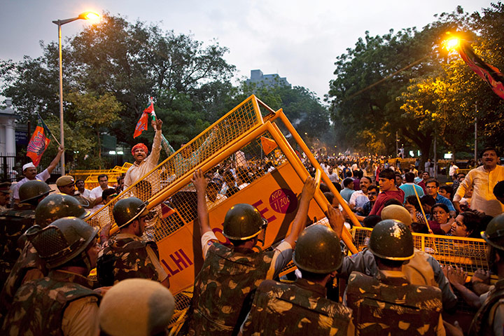 Anna Hazare : Policemen push barricades removed by the Bharatiya Janata Party activists 