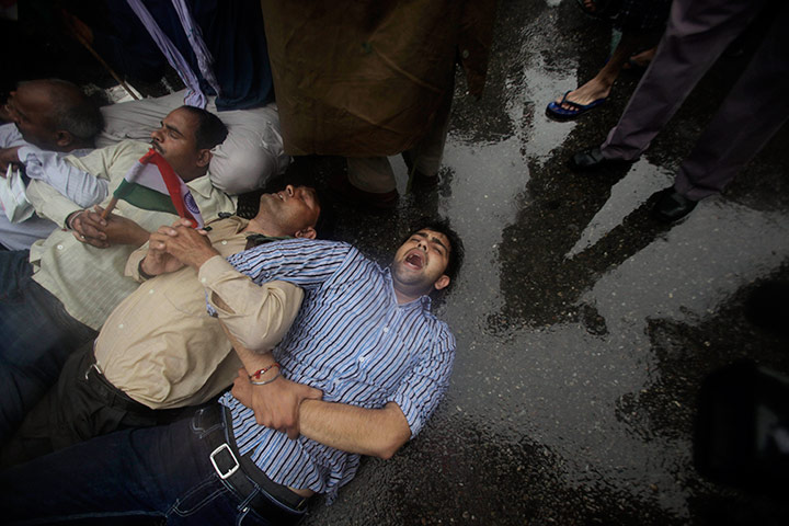 Anna Hazare : Supporters try to prevent Anna Hazare from being detained