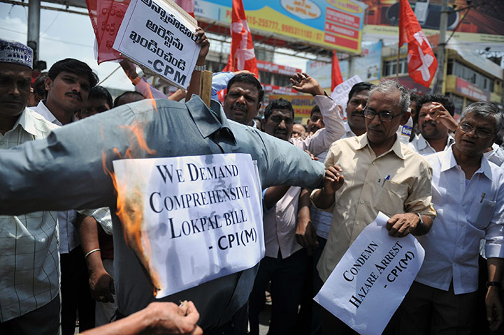 Anna Hazare : Activists burn an effigy during government during a rally  in Hyderabad 