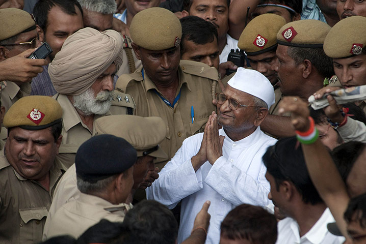 Anna Hazare: Policemen form a human chain around Anna Hazare