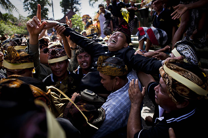 24 hours in pictures: Royal Hindu Cremation Held In Bali