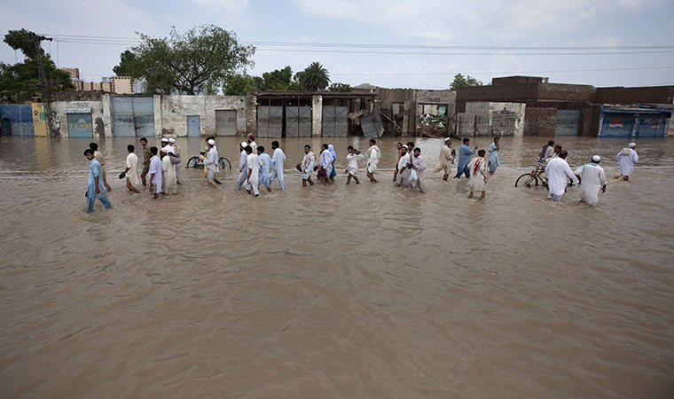 FTA: Adrees Latif   : Residents returning to the town of Nowshera,  north west Pakistan