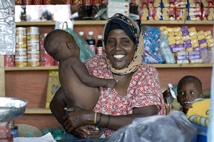 Puntland Somalia : Hawa Hassan runs a little store in Tawakal camp