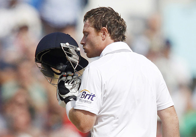 Eng v Ind Day 3: Kissing the badge