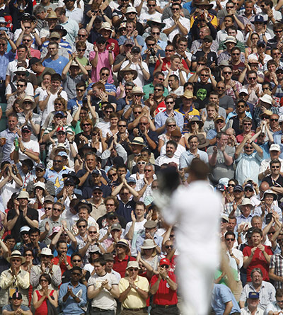 Eng v Ind Day 3: Crowd acclaim Bell