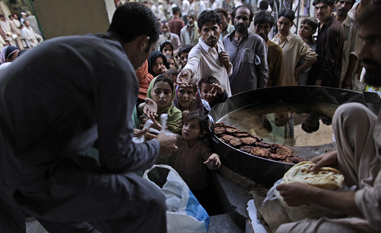 24 Hours: Pakistanis reach out to receive a donated meal during Ramadan