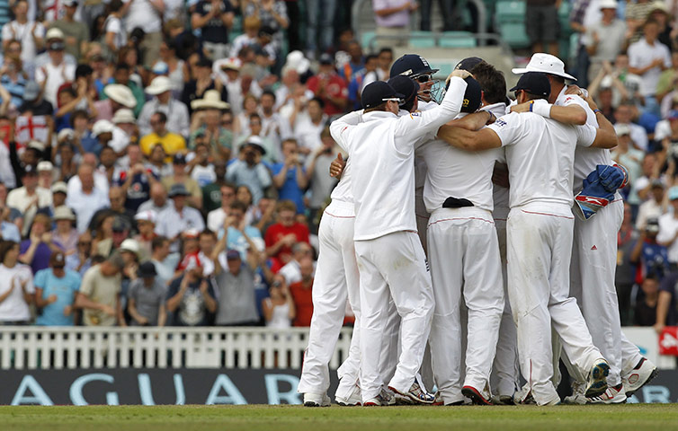 India Oval Fourth Test: The England team celebrate after Graeme Swann bowled India's Sreesanth