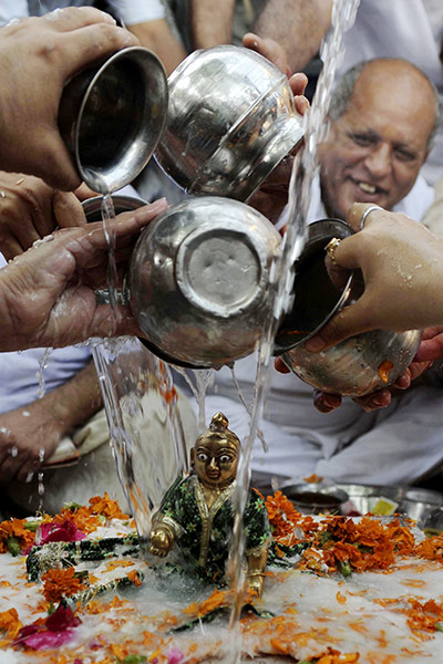Krishna festival: Amritsar, India: Indian Hindu devotees pour water 