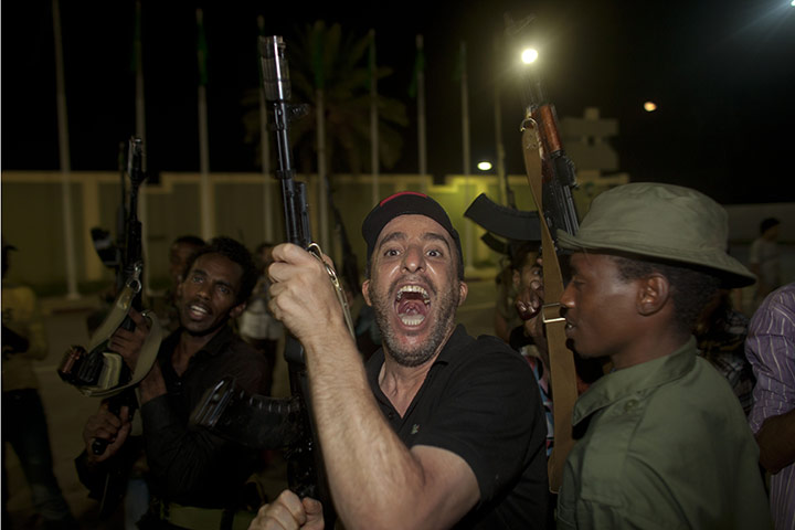 Battle for Tripoli: Volunteers loyal to Libya's Moammar Gadhafi chant slogans 