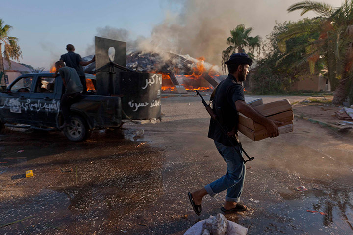 Sean Smith in Tripoli: Rebel forces loot Gaddifi's compound, Bab Al-Aziziya, Tripoli