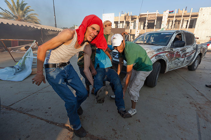 Sean Smith in Tripoli: An injured fighter is helped, Bab Al-Aziziya, Tripoli