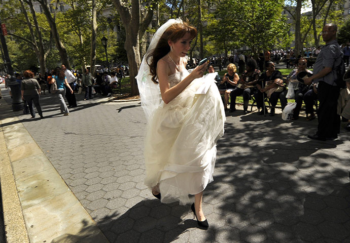US earthquake: A bride runs from the courthouse in Lower Manhattan