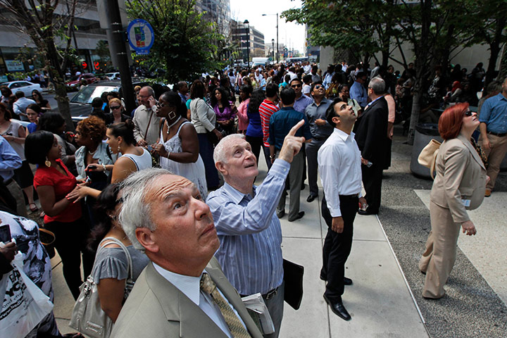 US earthquake: People look at a window after an earthquake in Philadelphia
