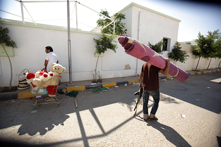 Raids in Tripoli: Libyan rebels loot from the Bab al-Aziziya compound in Tripoli