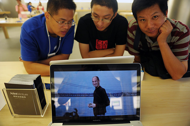 Week in Business: An ipad plays a video of Steve Jobs at an Apple store in Shanghai