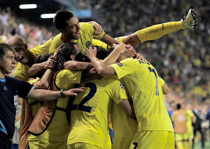 football4: Villarreal's players congratulates Villa