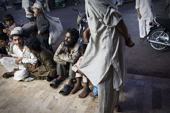 24 hours in pictures: Pakistanis waiting for food donations