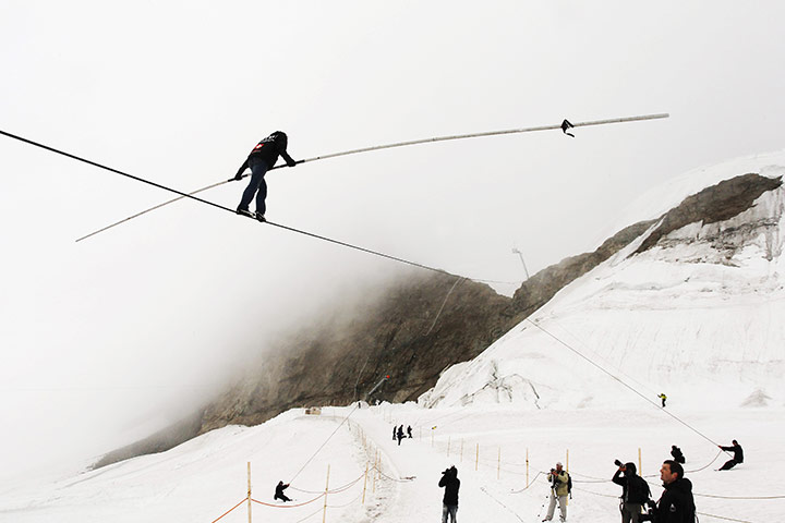 24 Hours: Acrobat Freddy Nock balances upon a rope at the Jungfraujoch