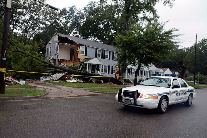 Hurricane Irene: Police pass wreckage of apartment in Newport News, Virginia