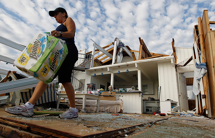 Hurricane Irene update: Denise Robinson clears out her destroyed beach home in Virginia Beach