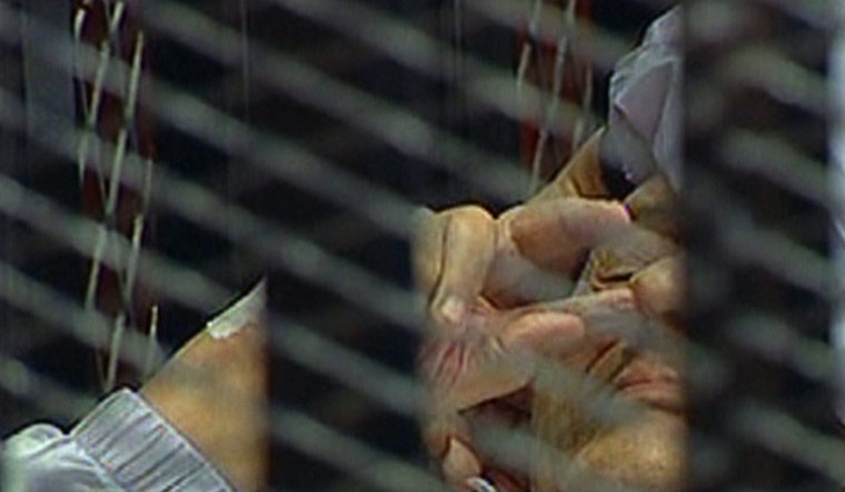 Mubarak in court: mubarak picks his nose