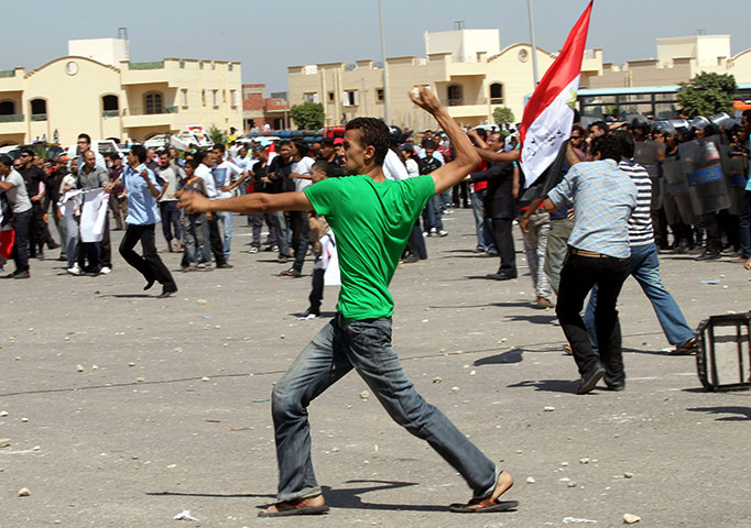 Mubarak in court: Clashes between pro and anti-Mubarak demonstrators