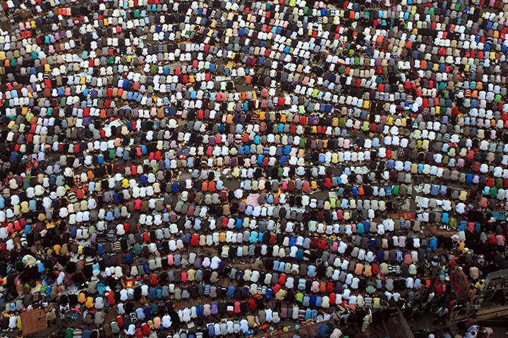 Eid al-Fitr: Cairo, Egypt: Muslims gather to pray