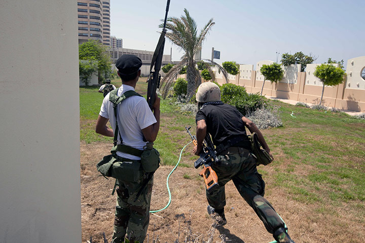 Sean Smith in Libya: 25 August: Rebel fighters try to take up position to return fire
