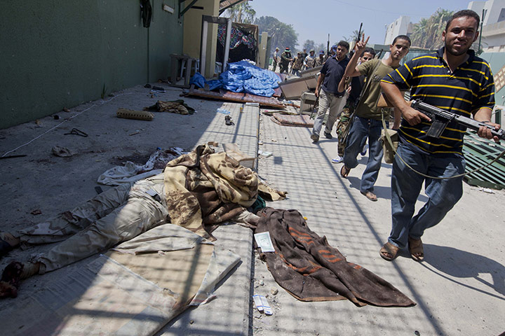 Sean Smith in Libya: 24 August: Rebel reinforcement forces pass bodies as they continue to fight