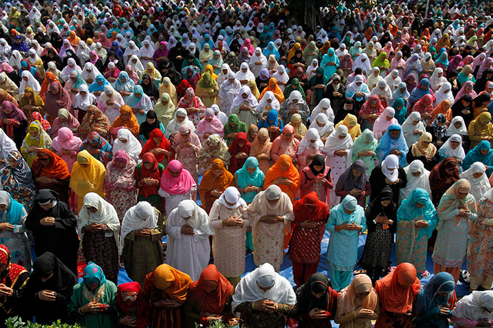 Eid al-Fitr: Srinagar, India: Kashmiri Muslims offer Eid al-Fitr prayers, Hazratbal