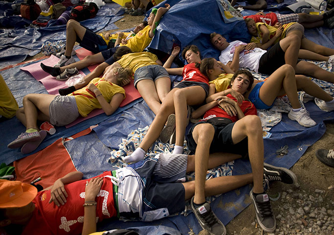 FTA: Jorge Guerrero: Pilgrims rest as they wait for Pope Benedict XVI to celebrate a mass 