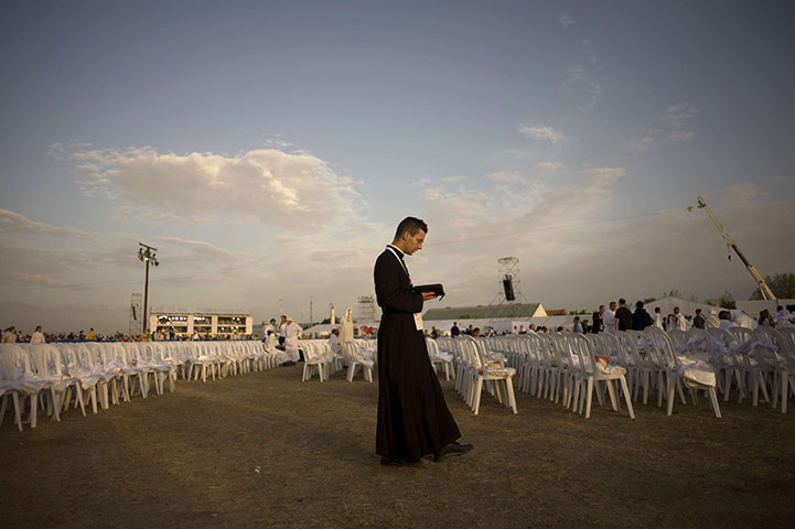 FTA: Jorge Guerrero: A priest prays before a mass at the Cuatro Vientos air base 