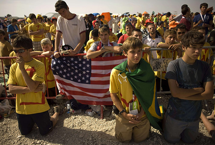 FTA: Jorge Guerrero: Pilgrims kneel as they attend a mass celebrated by Pope Benedict XVI