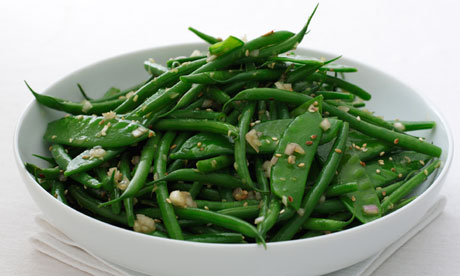 Bowl of mangetouts and green beans