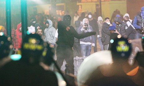 In-Tottenham-riot-police--007.jpg