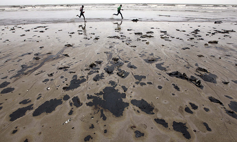 24 hours in pictures: Juhu beach contaminated by oil