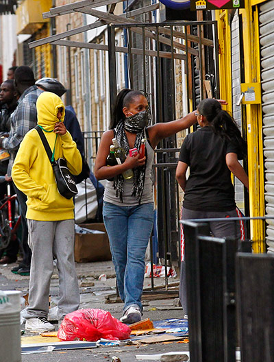 London riots day 3: Rioters are seen looting a shop in Hackney