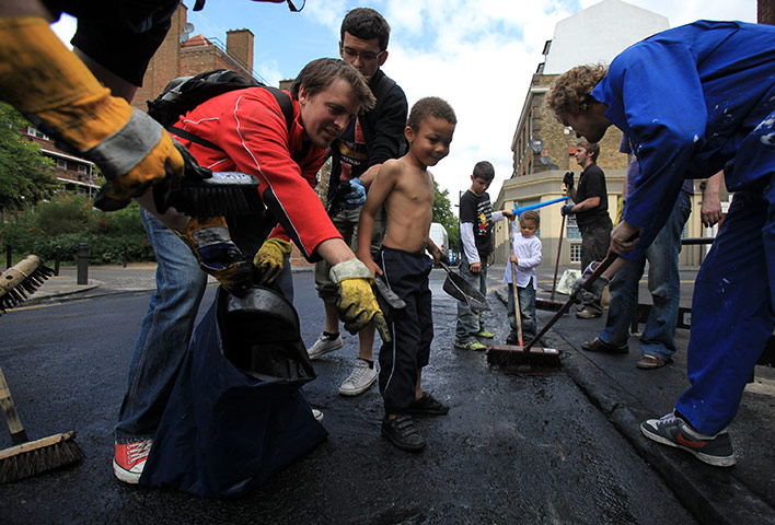 London riots day 4: Local residents start to clear up in Hackney after the riots
