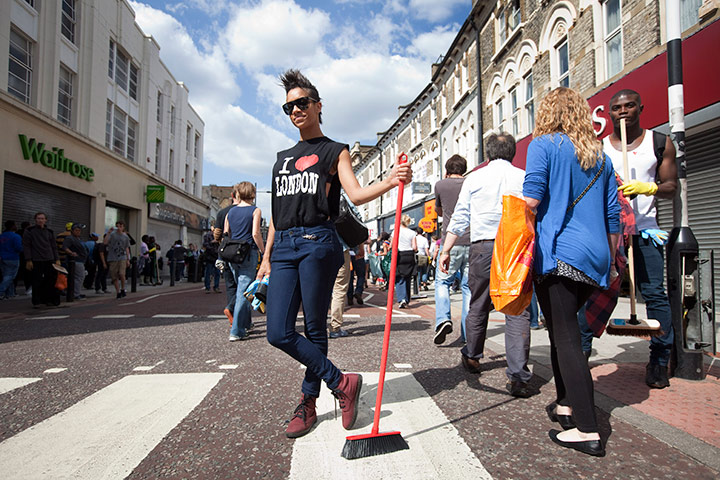 London riots day 4 update: Locals in Clapham clean up the  streets after the riots