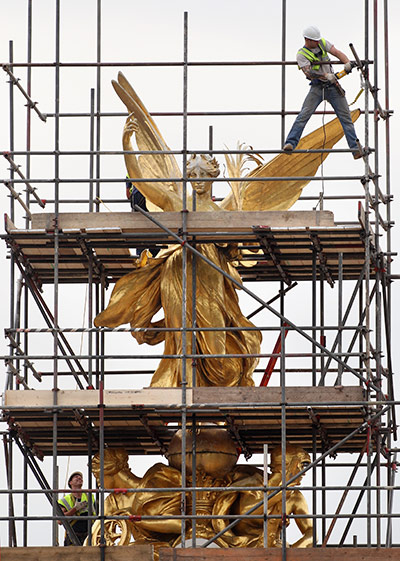 24 hours in pictures: London, UK: Workmen erect scaffolding around the statue of Victory