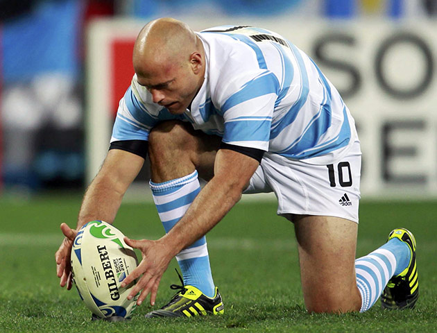 Argentina v England : Argentina captain Felipe Contepomi prepares for a penalty goal attempt 