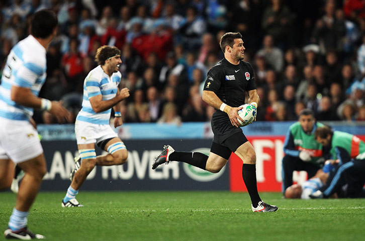 Argentina v England : Ben Foden breaks past a couple of tackles & sprints down the middle