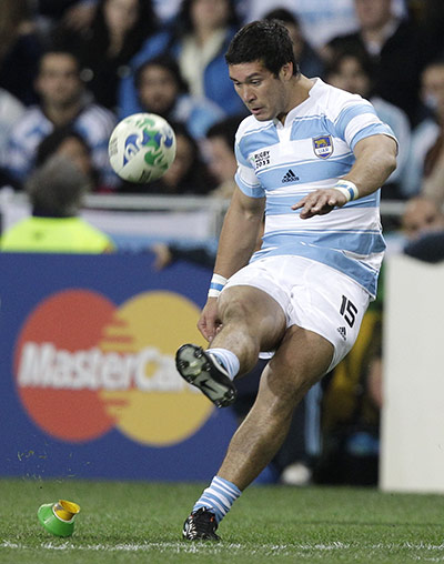 Argentina v England : Martin Rodriguez kicks a penalty to make it 9-3 to Argentina