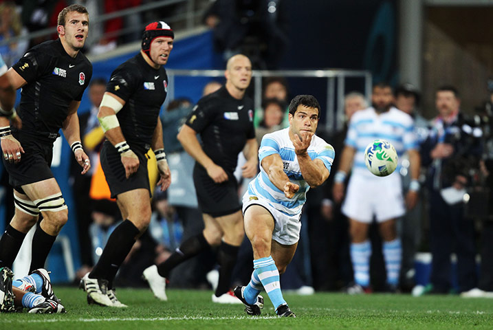 Argentina v England 2: Nicolas Vergallo feeds the ball out of a maul 