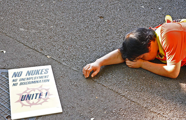 24 hours in pictures: Japan marks six months after March disaster, nuclear crisis