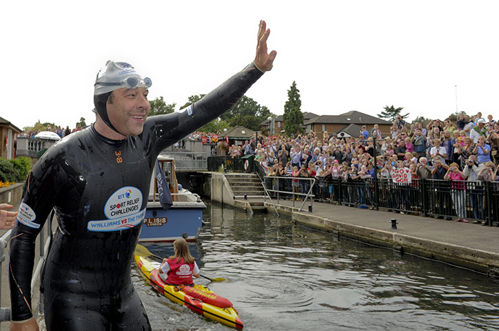 David Walliams Thames : David Walliams is greeted by a large crowd at Boulters Lock, Maidenhead 
