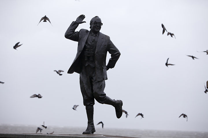 windy britain: statue of comedian Eric Morecambe