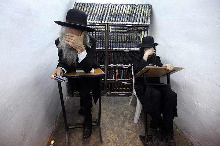 24 hours in pictures: Ultra-Orthodox Jews at Nabi Samuel