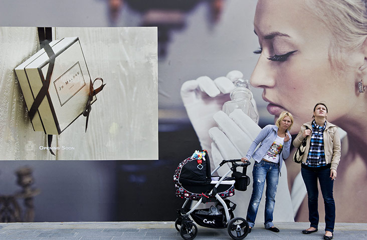 Westfield Stratford: Smokers outside the new centre