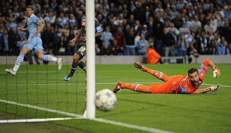 Manchester City v Napoli: Napoli keeper De Sanctis watches Dzeko's shot go inches wide
